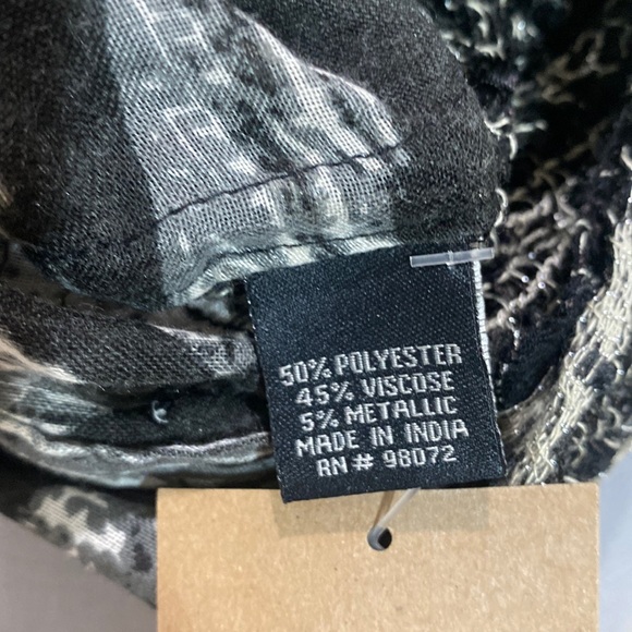 Black & Light Grey, 19” x 33” Aztec Design Scarf, NWT - Picture 6 of 8